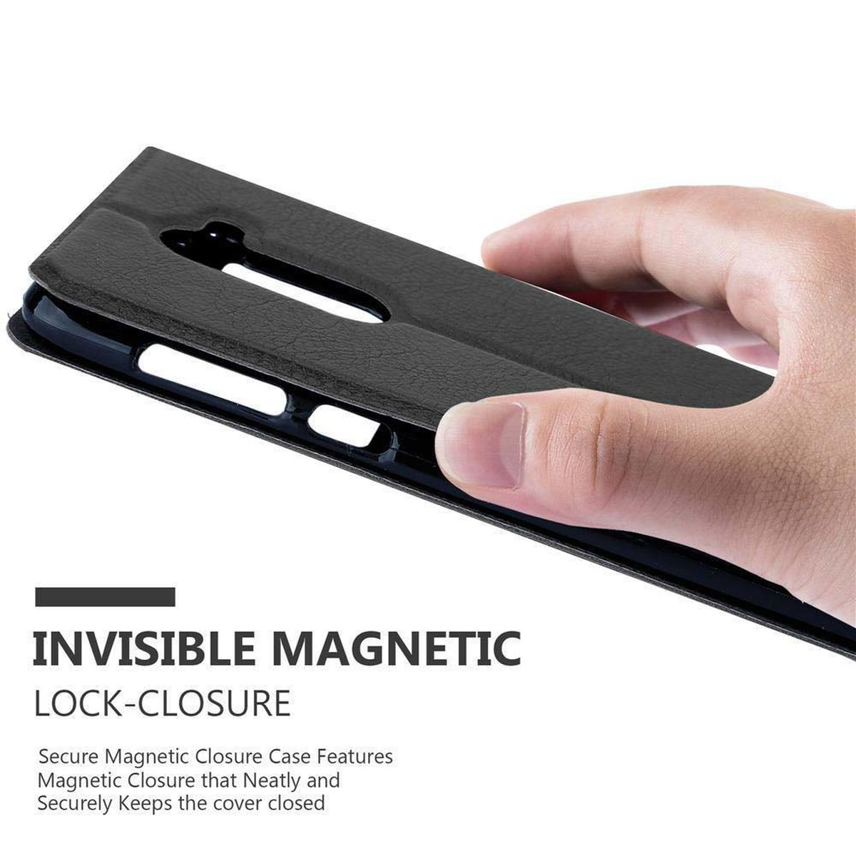 Mano che tiene una custodia nera, che mostra la chiusura magnetica. Sfondo bianco. Descrizione del prodotto.