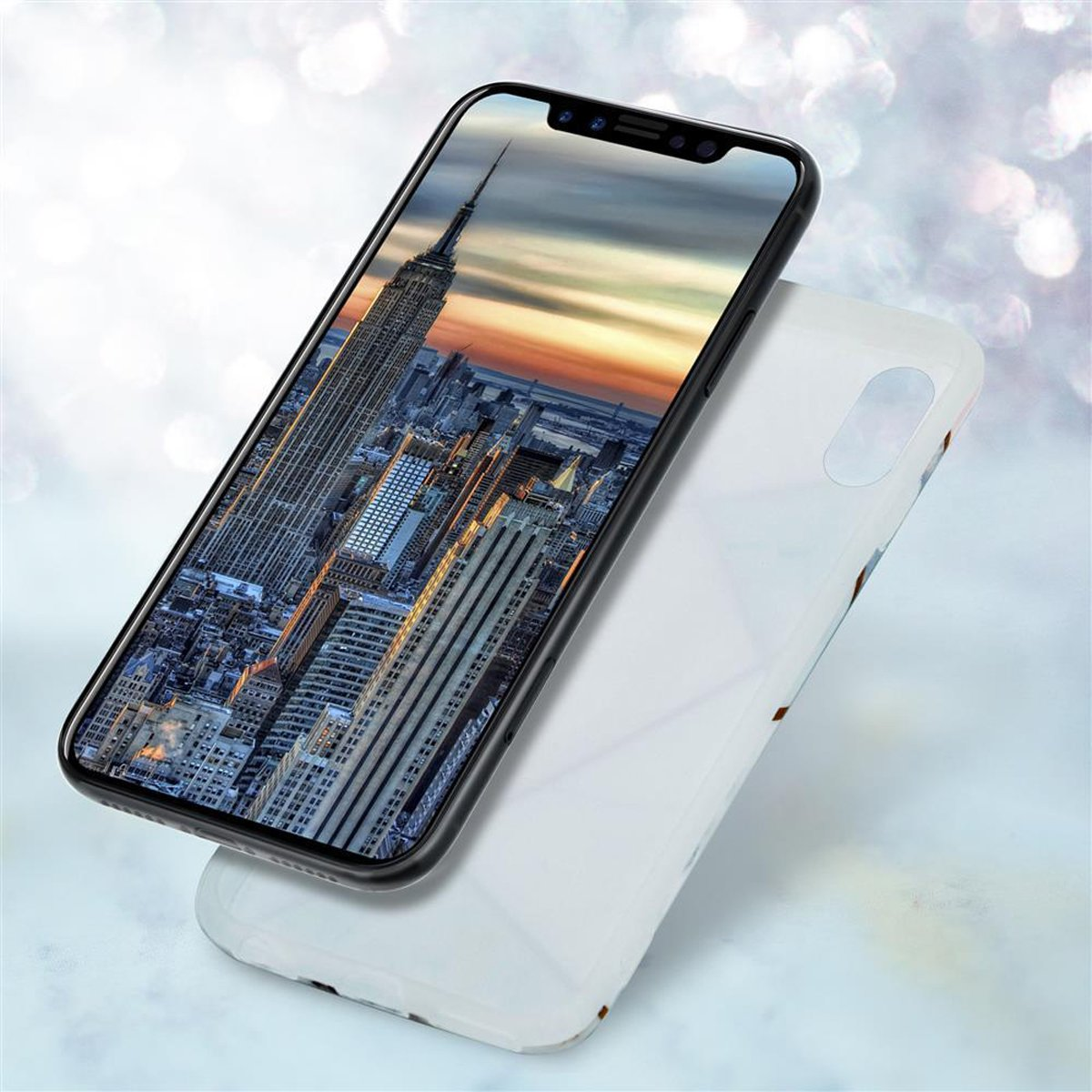 Telefono con foto dello skyline, custodia bianca.