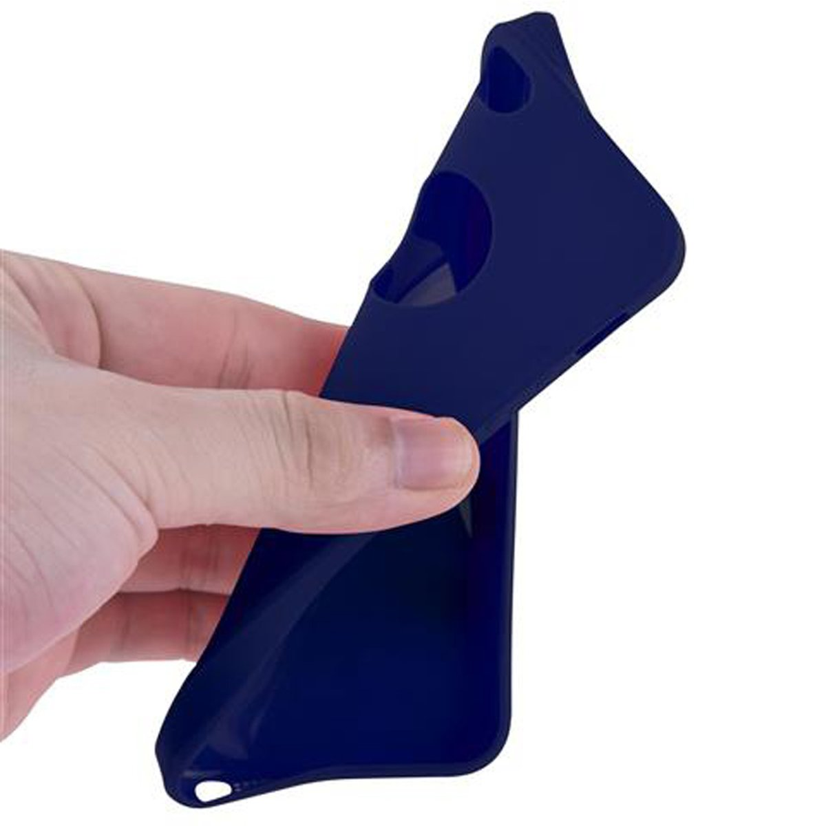 Una mano sosteniendo una funda de teléfono azul.