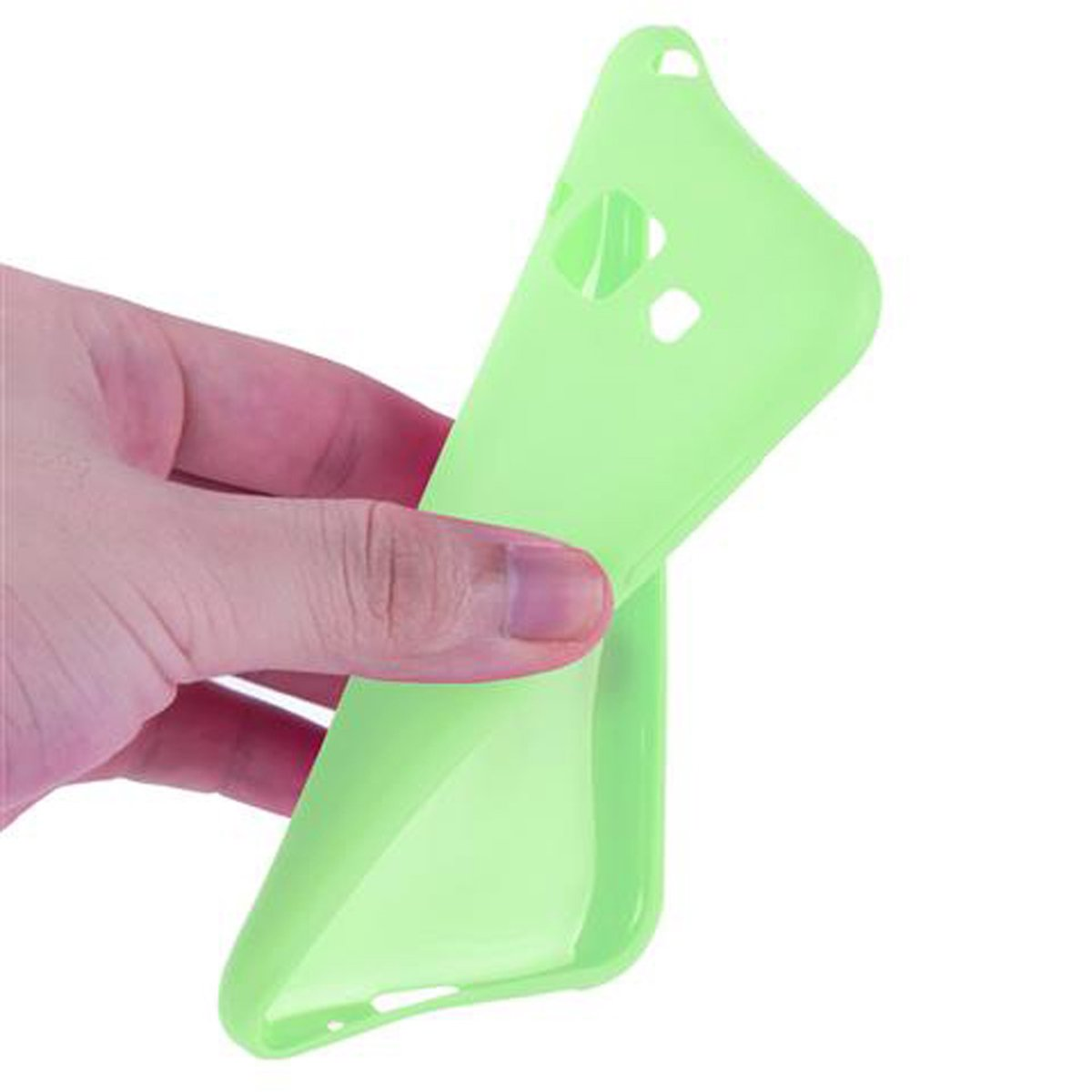 Una mano tiene una custodia per telefono verde. La custodia ha dei ritagli e la mano tiene la custodia ad angolo.