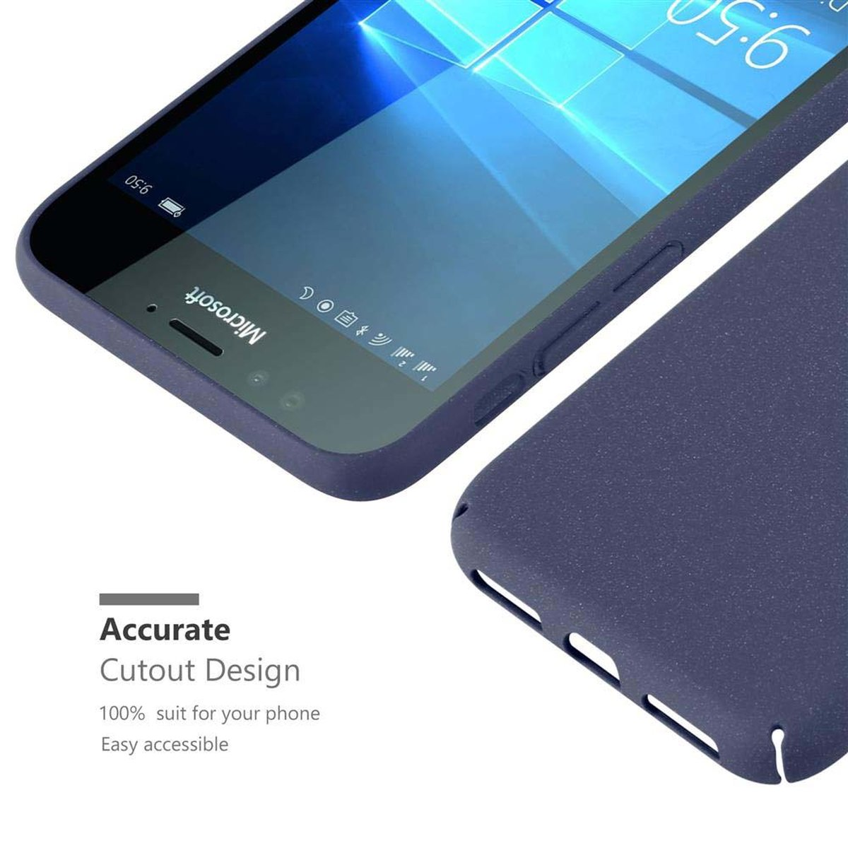 Un telefono blu navy con custodia e sfondo bianco. Il telefono è inclinato verso la fotocamera.