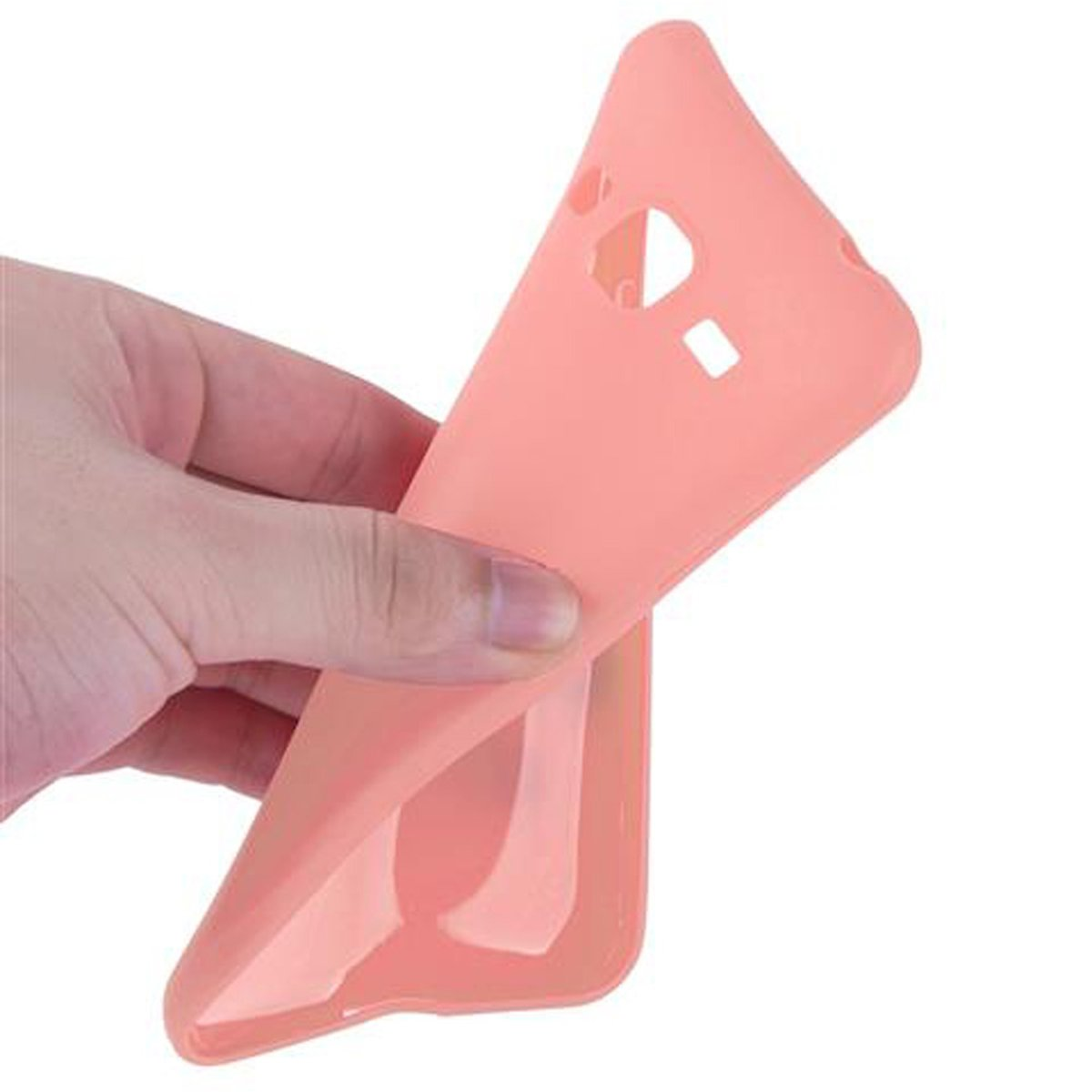 Una mano che tiene una custodia rosa. La custodia è aperta e lo sfondo è bianco sfocato.