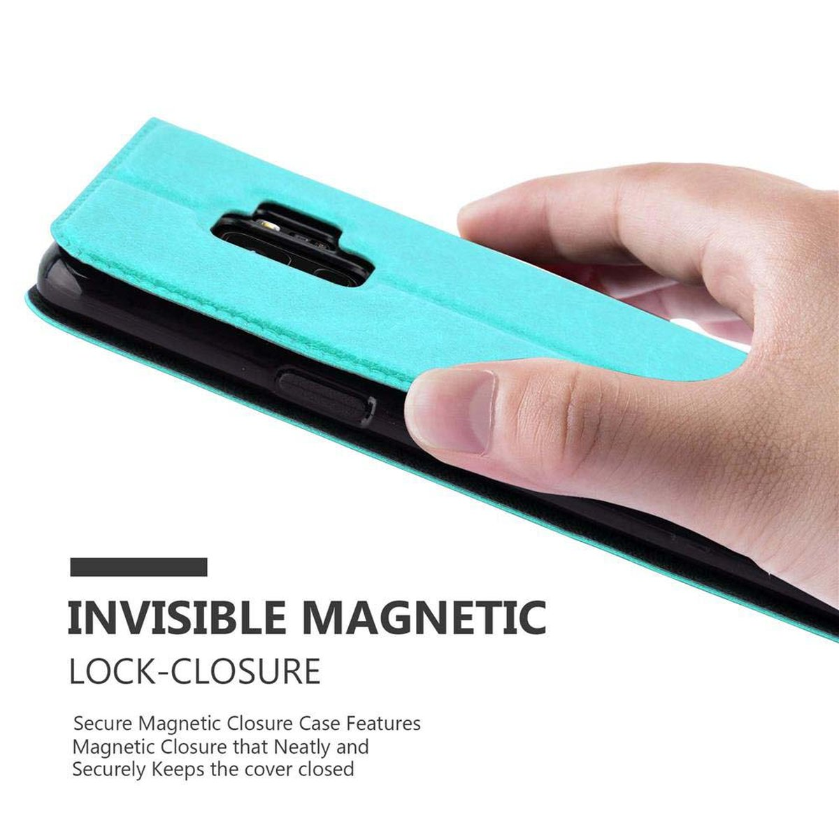 Mano che apre una custodia per telefono verde acqua. La custodia ha una chiusura magnetica.