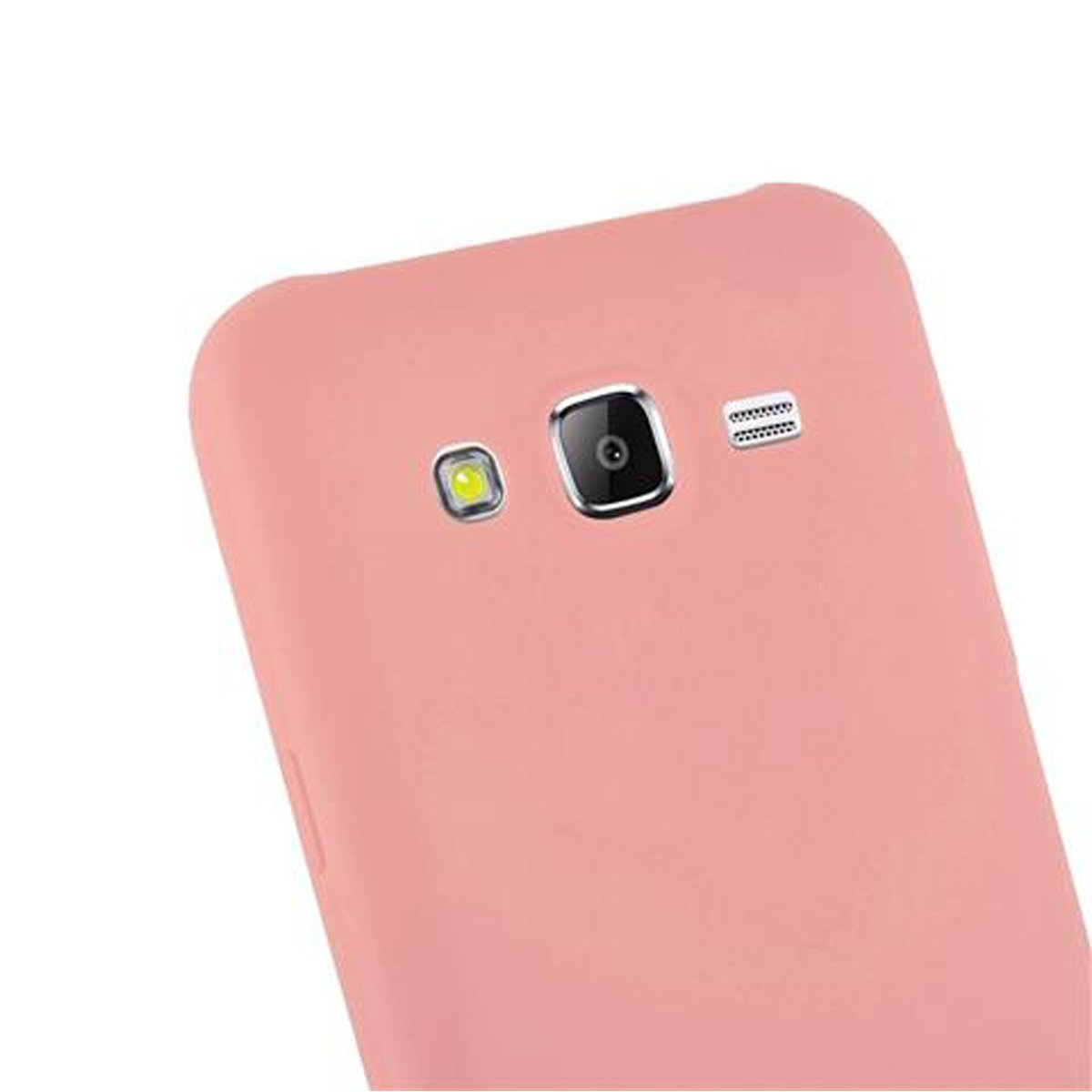 Una funda de teléfono color melocotón con detalles de cámara y flash se ve sobre un fondo blanco.