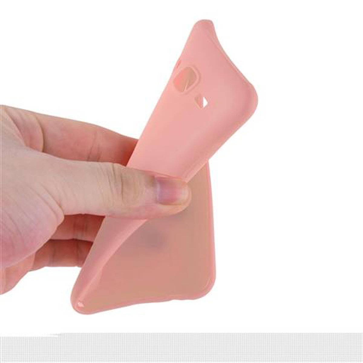 Una mano sosteniendo una funda rosa para teléfono. Fondo blanco.