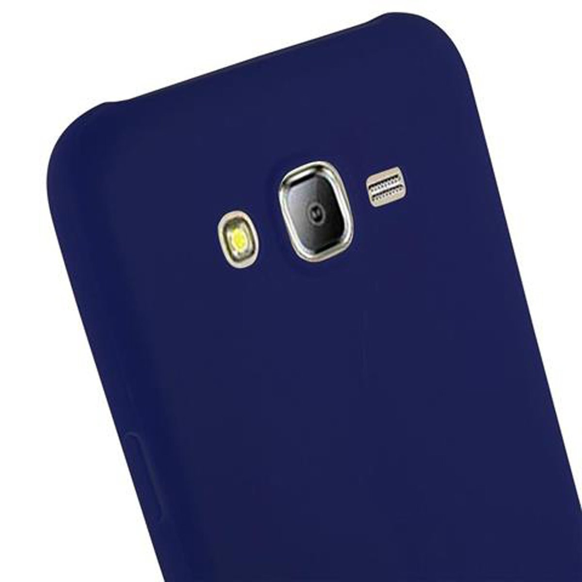 Un primo piano della parte posteriore di un telefono blu scuro. La fotocamera e il flash sono visibili.