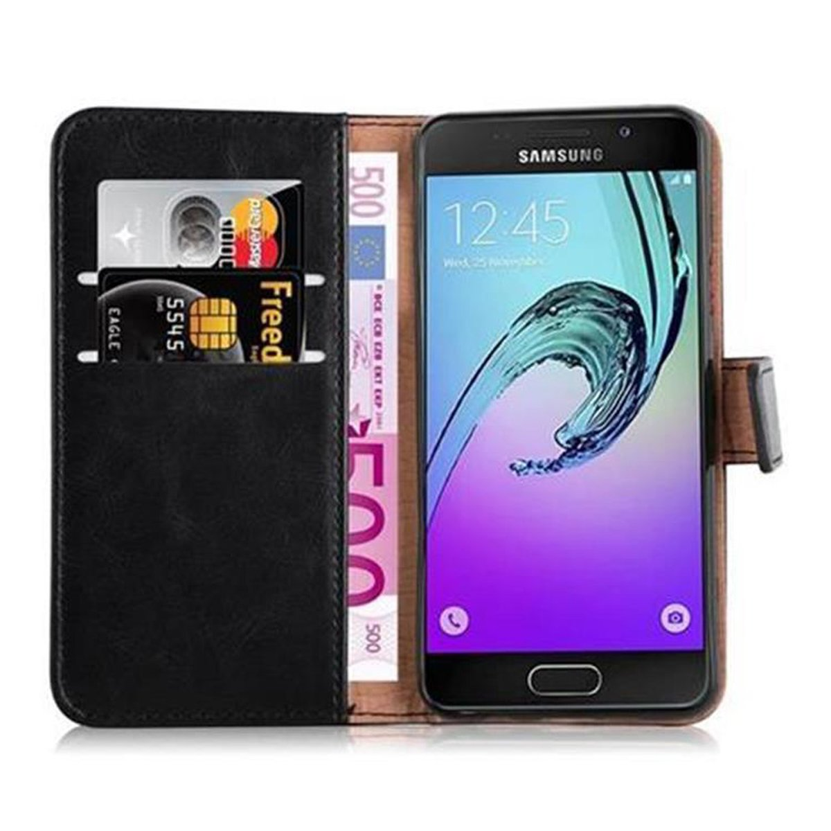 Funda de teléfono negra con tarjetas y dinero. Un teléfono Samsung muestra la hora. Funda marrón.