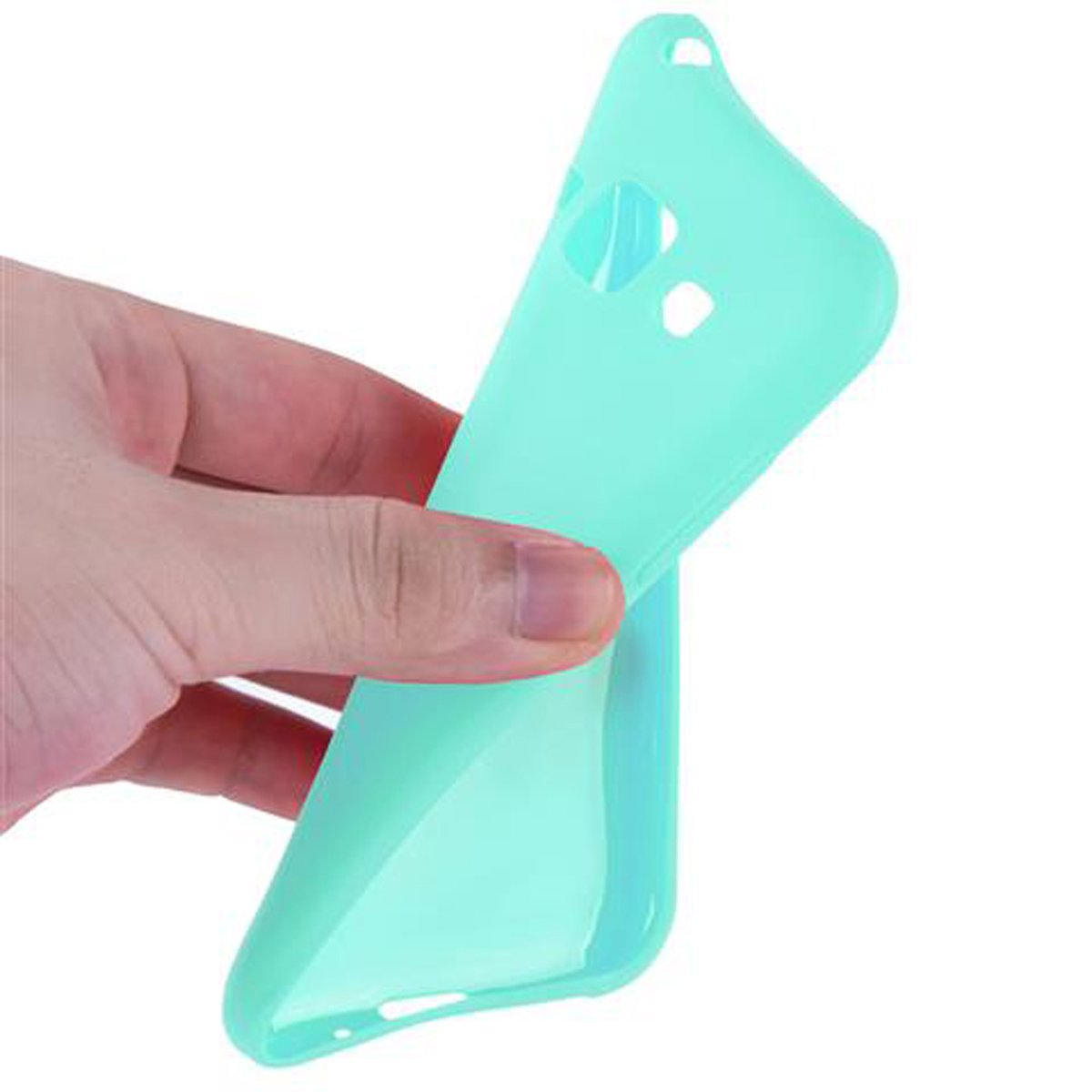 Una mano che tiene una custodia per telefono verde acqua. La custodia è flessibile e ha ritagli.