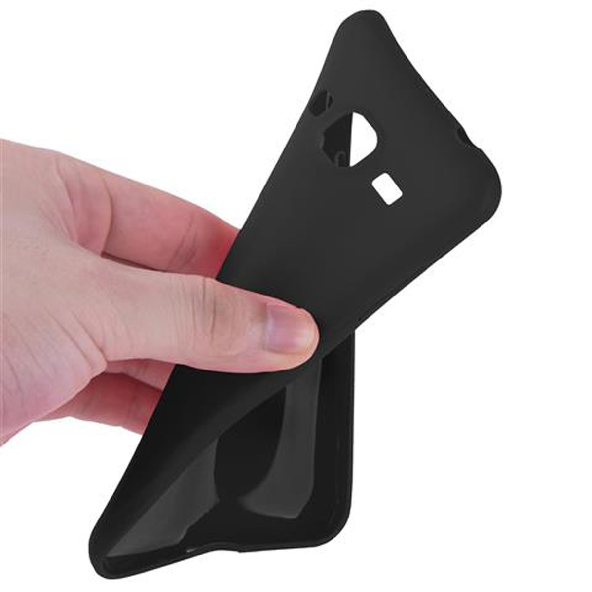 Custodia per telefono nera tenuta da una mano. La custodia ha aperture per pulsanti e fotocamera.