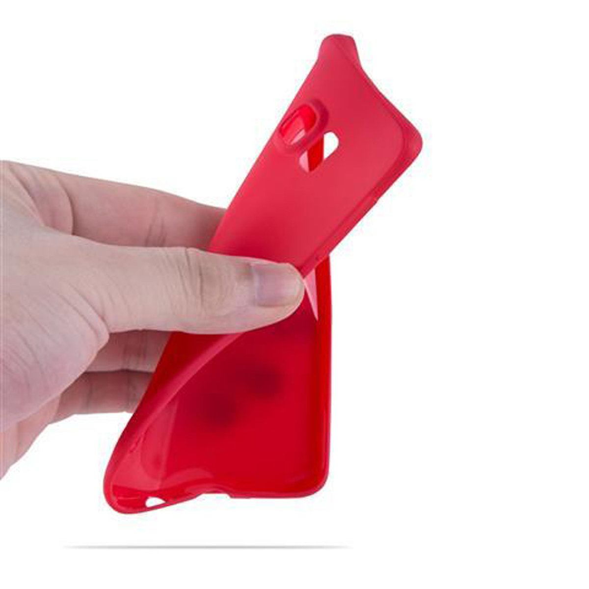 Una mano che tiene una custodia rossa per telefono, che è piegata. La custodia è rossa.