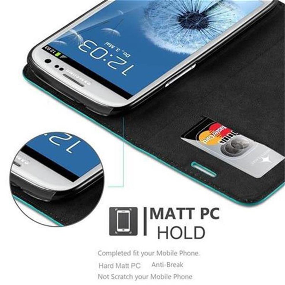 Teléfono en una funda, abierto. Una tarjeta de crédito es visible dentro. La funda está sobre una superficie.