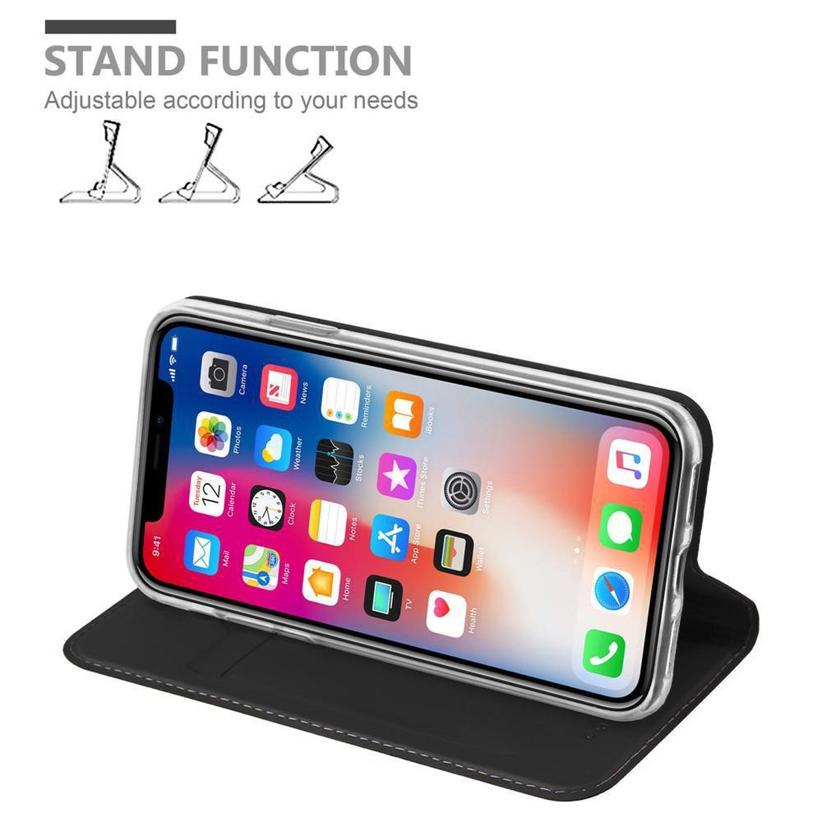 iPhone in custodia, aperto su supporto nero. Testo: Funzione stand. Regolabile in base alle tue esigenze. Icone del telefono visibili.