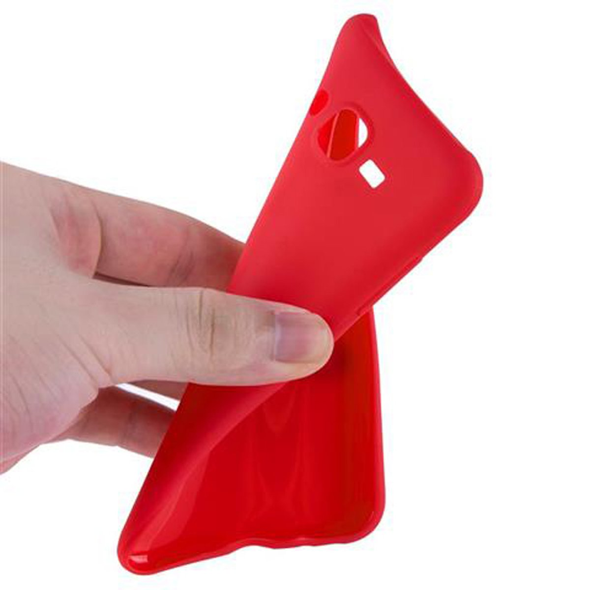 Una mano che tiene una custodia rossa per telefono, leggermente piegata, con fori per fotocamera e pulsanti.