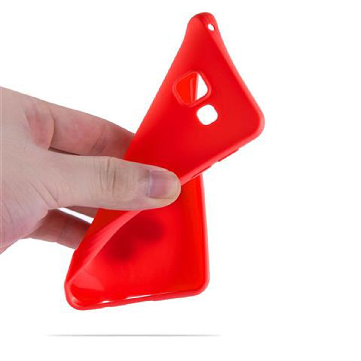 Una mano che tiene una custodia per telefono rossa, la custodia è piegata.