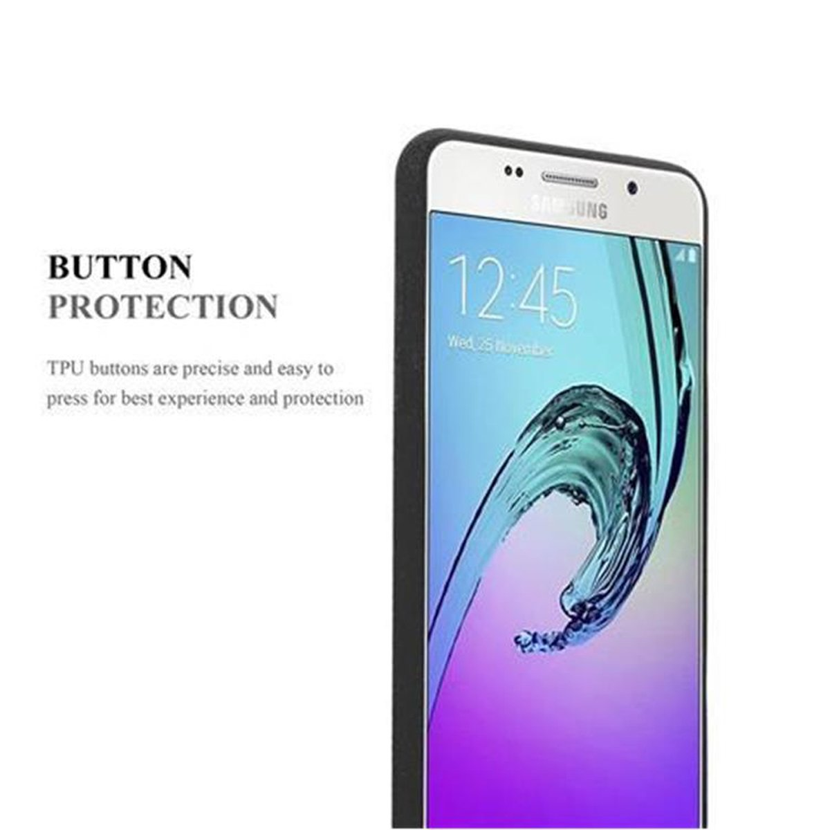 Una pantalla de teléfono que muestra la hora y la fecha. El texto dice 'Button Protection'. El teléfono está en una funda.