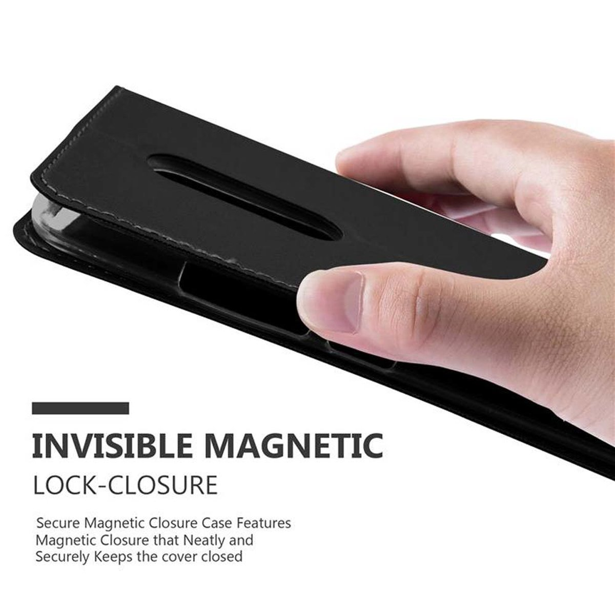 Mano che tiene una custodia per telefono nera con chiusura magnetica. La custodia è strutturata.