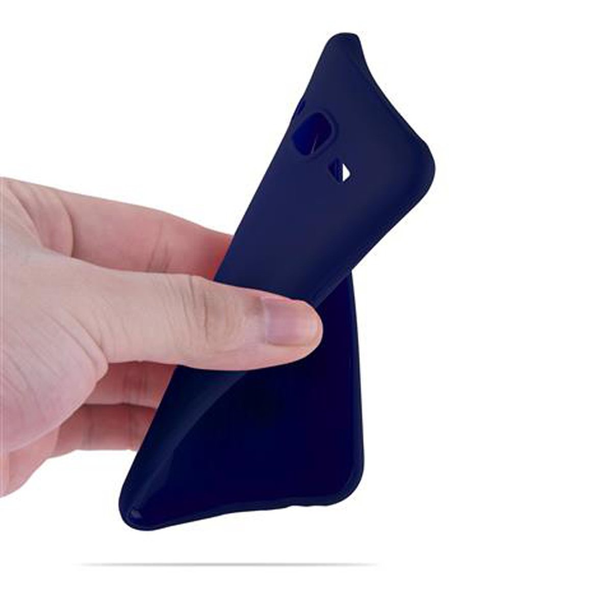 Una mano sostiene una funda de teléfono azul oscuro sobre un fondo blanco.