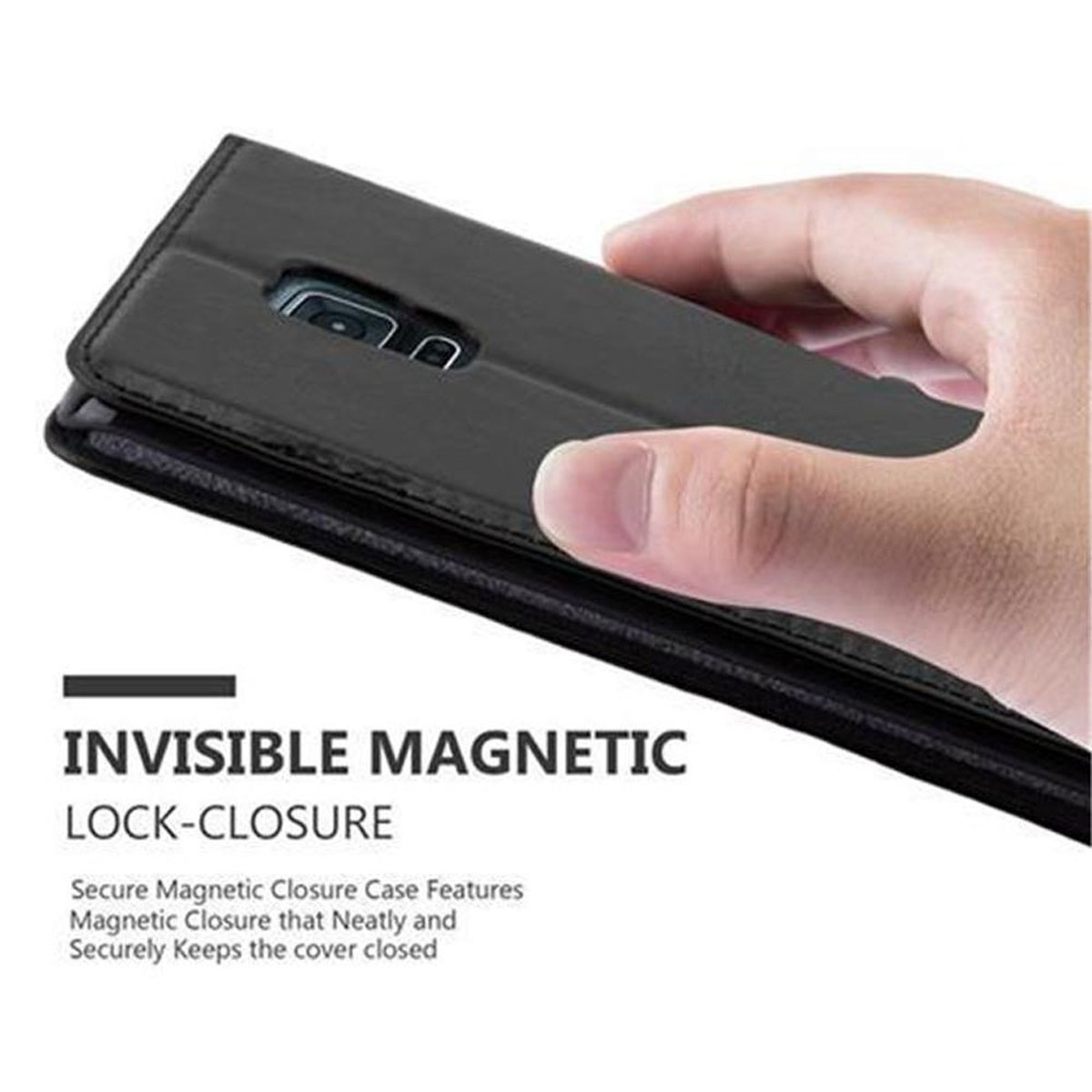 Hand hält eine schwarze Handyhülle, geschlossen, mit Magnetverschluss.