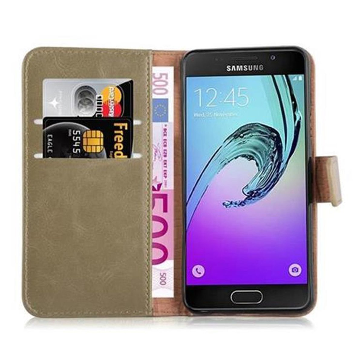 Teléfono en una funda tipo cartera, abierto. Se ven tarjetas y dinero. La pantalla muestra la hora. Fondo blanco.