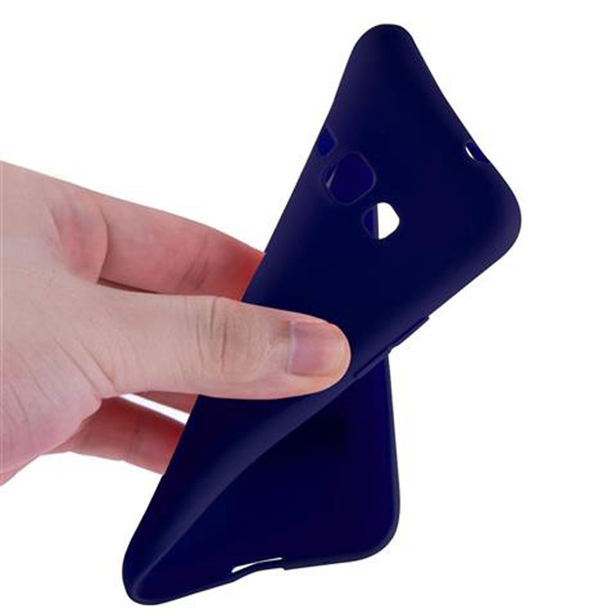 Mano che tiene una custodia per telefono blu scuro, piegandola. La custodia ha ritagli per fotocamera e pulsanti.