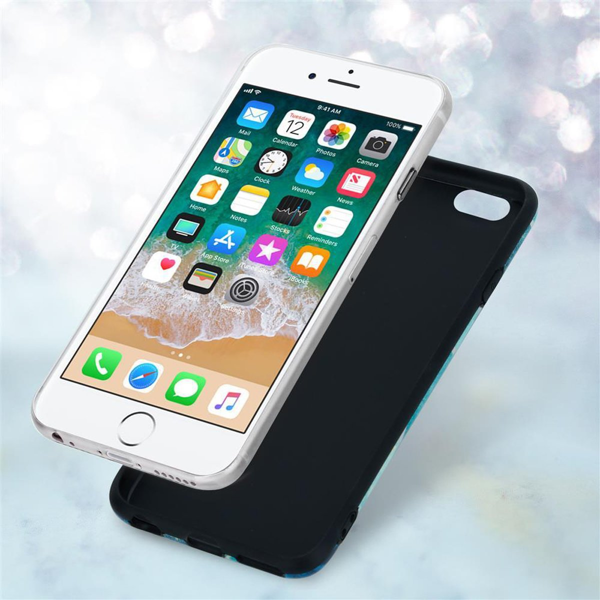 Weißes Telefon mit Apps auf dem Bildschirm und eine schwarze Hülle, leicht angewinkelt.