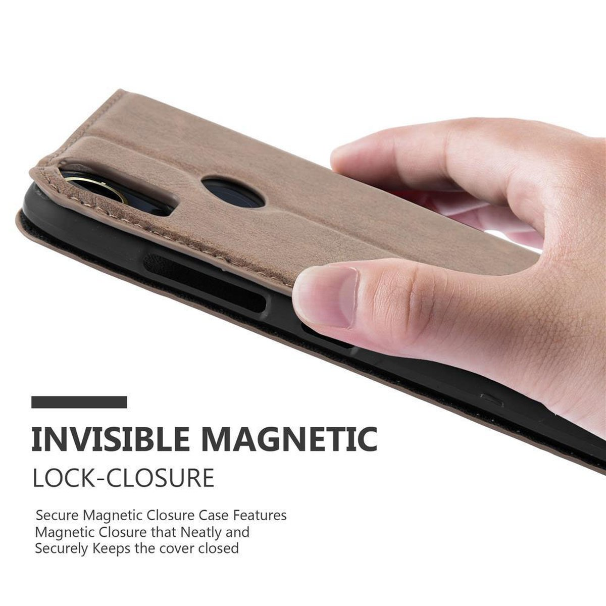 Mano che tiene una custodia marrone. Il testo 'INVISIBLE MAGNETIC LOCK-CLOSURE' è visibile.