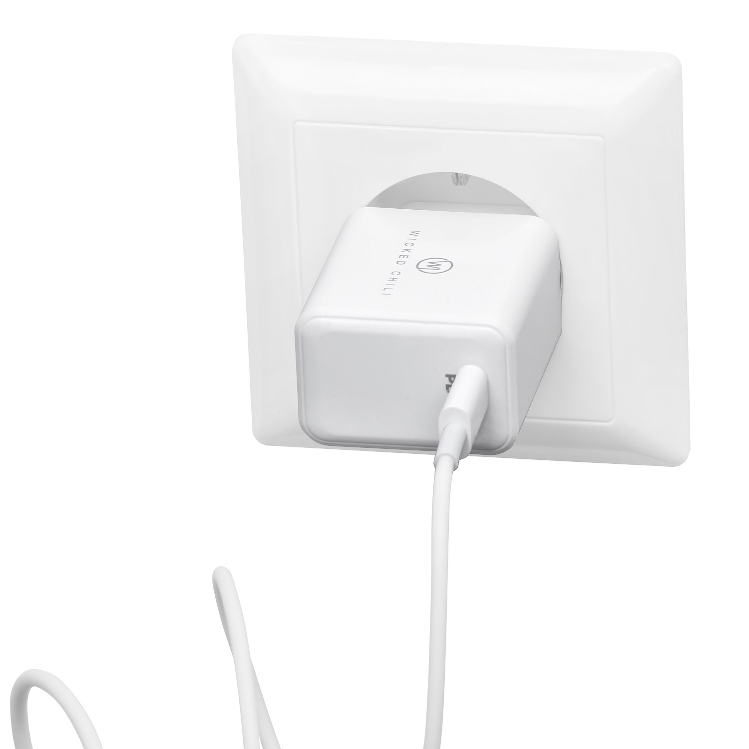 Ein weißes Ladegerät, das in eine Steckdose gesteckt ist. Ein weißes Kabel erstreckt sich vom Ladegerät.