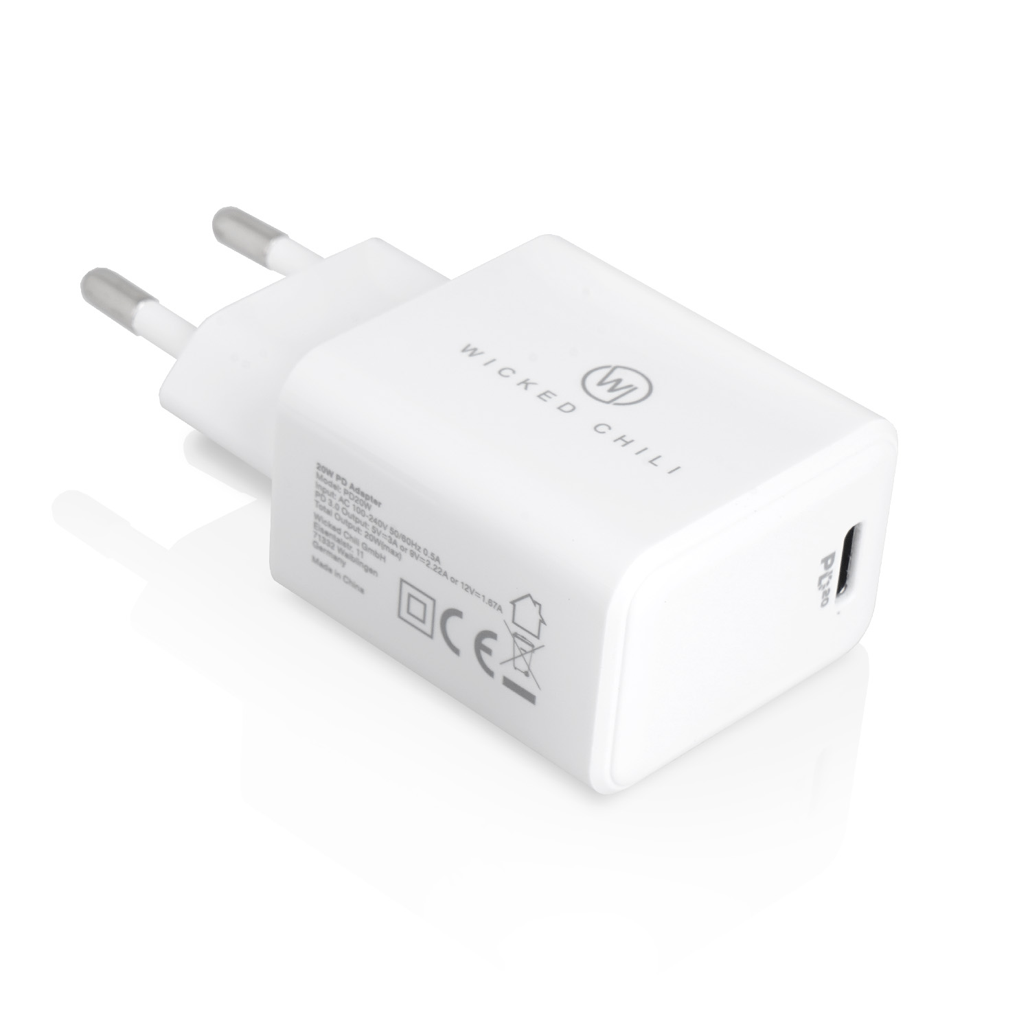 Ein weißes Wicked Chili USB-Ladegerät mit zwei Stiften und einem USB-C-Anschluss.