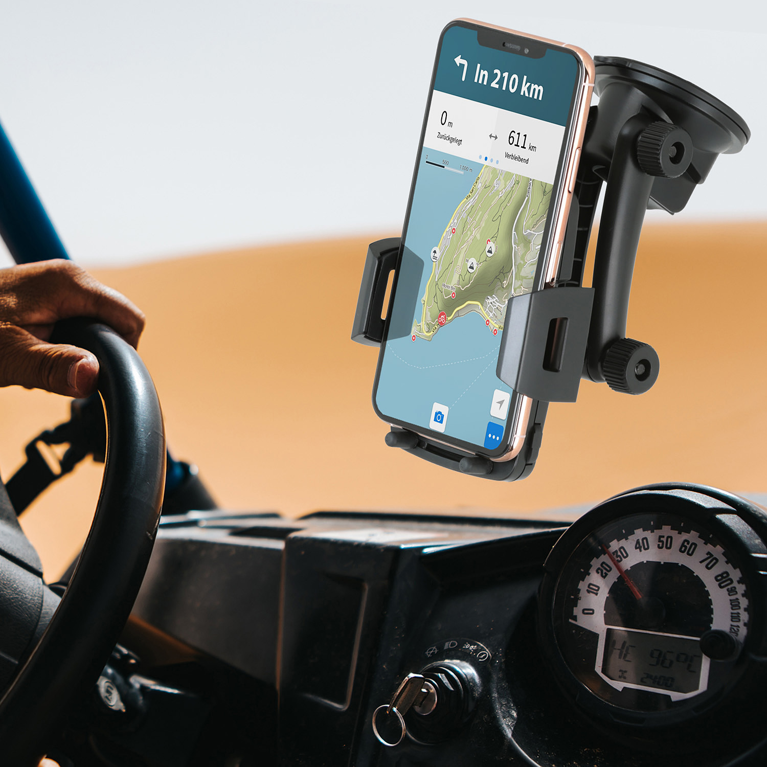 Ein Telefon, das an einer Autoscheibe befestigt ist. Der Bildschirm zeigt eine Karte.