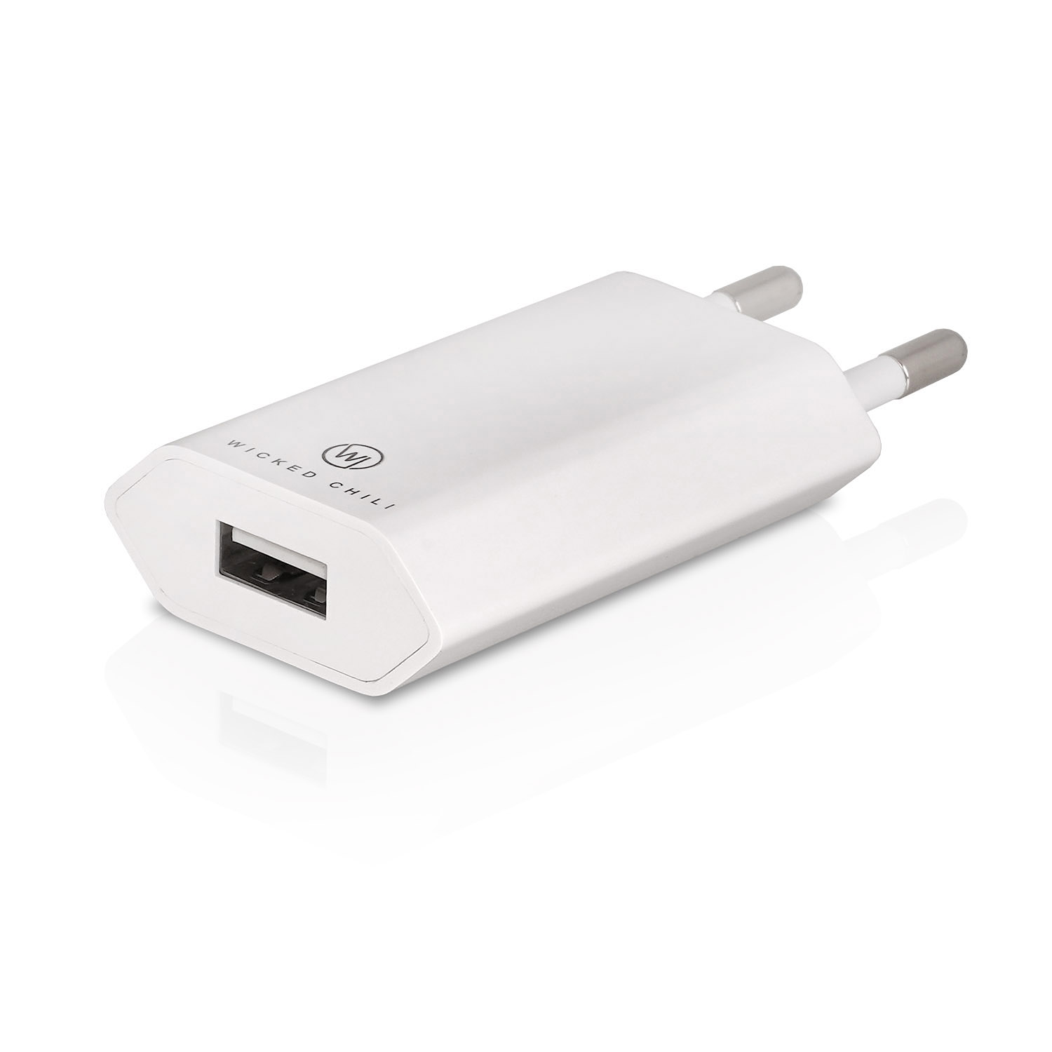 Weißes USB-Ladegerät mit 'Wicked Chili'-Aufdruck, zwei silberne Stifte.
