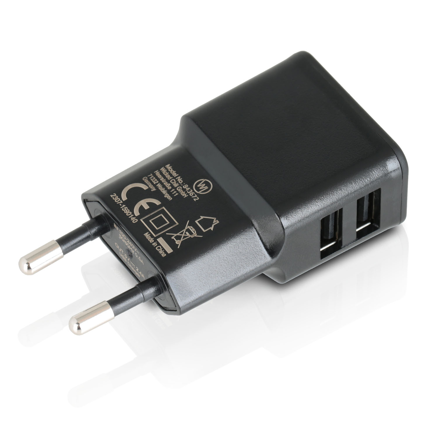 Schwarzes USB-Ladegerät mit zwei Anschlüssen und zwei Stiften. Auf weißem Untergrund.