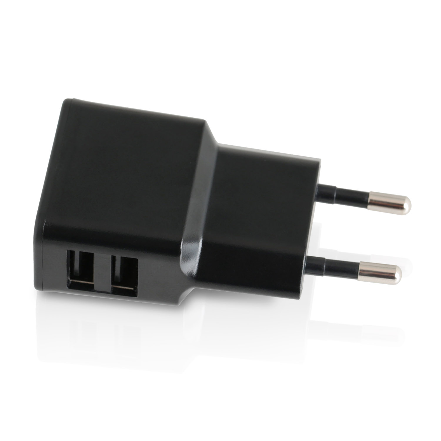 Schwarzes USB-Ladegerät. Zweipoliger Stecker und zwei USB-Anschlüsse.