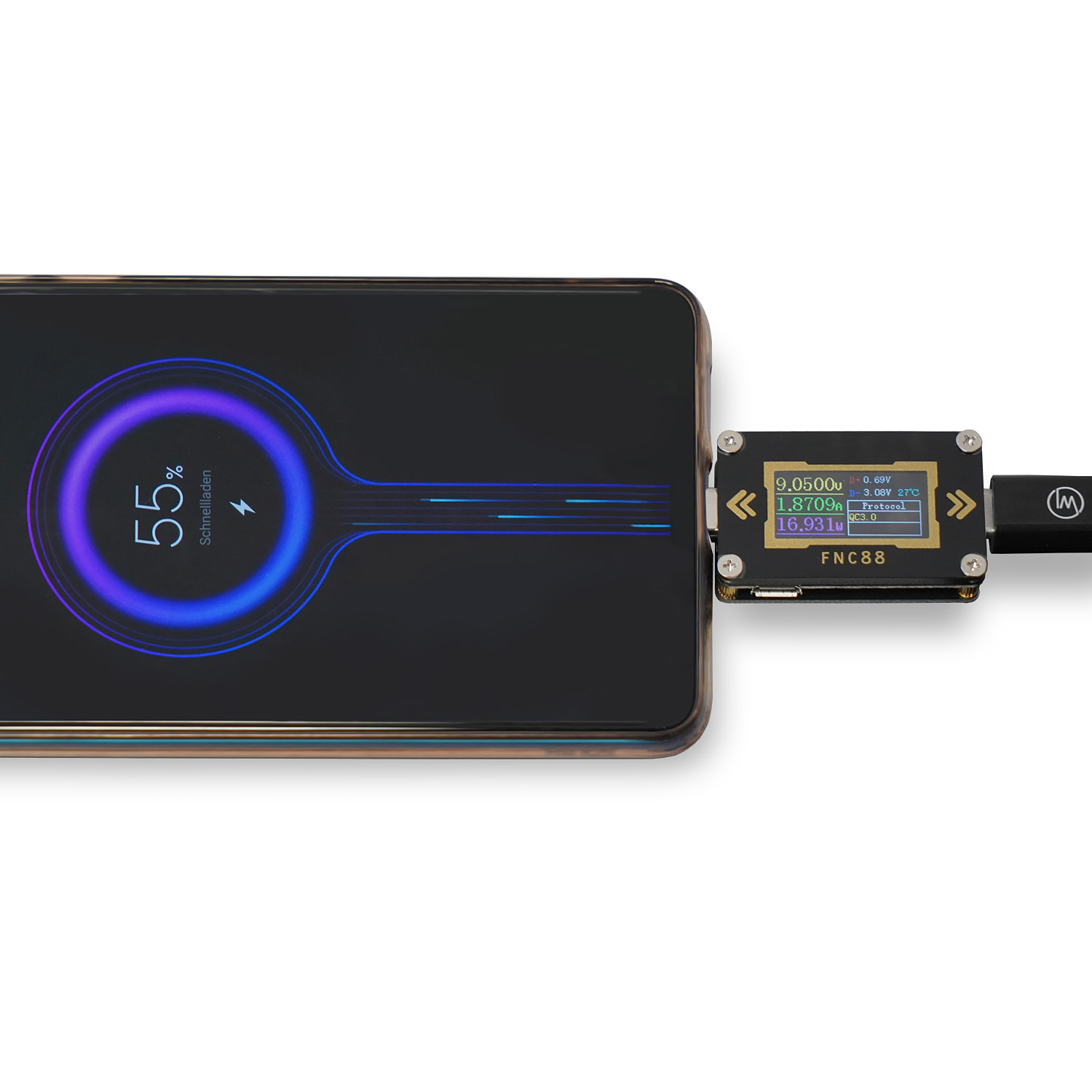 Ein Telefon wird geladen, zeigt 55 % Ladung an, verbunden mit einem Energiemessgerät mit aktuellen Werten.