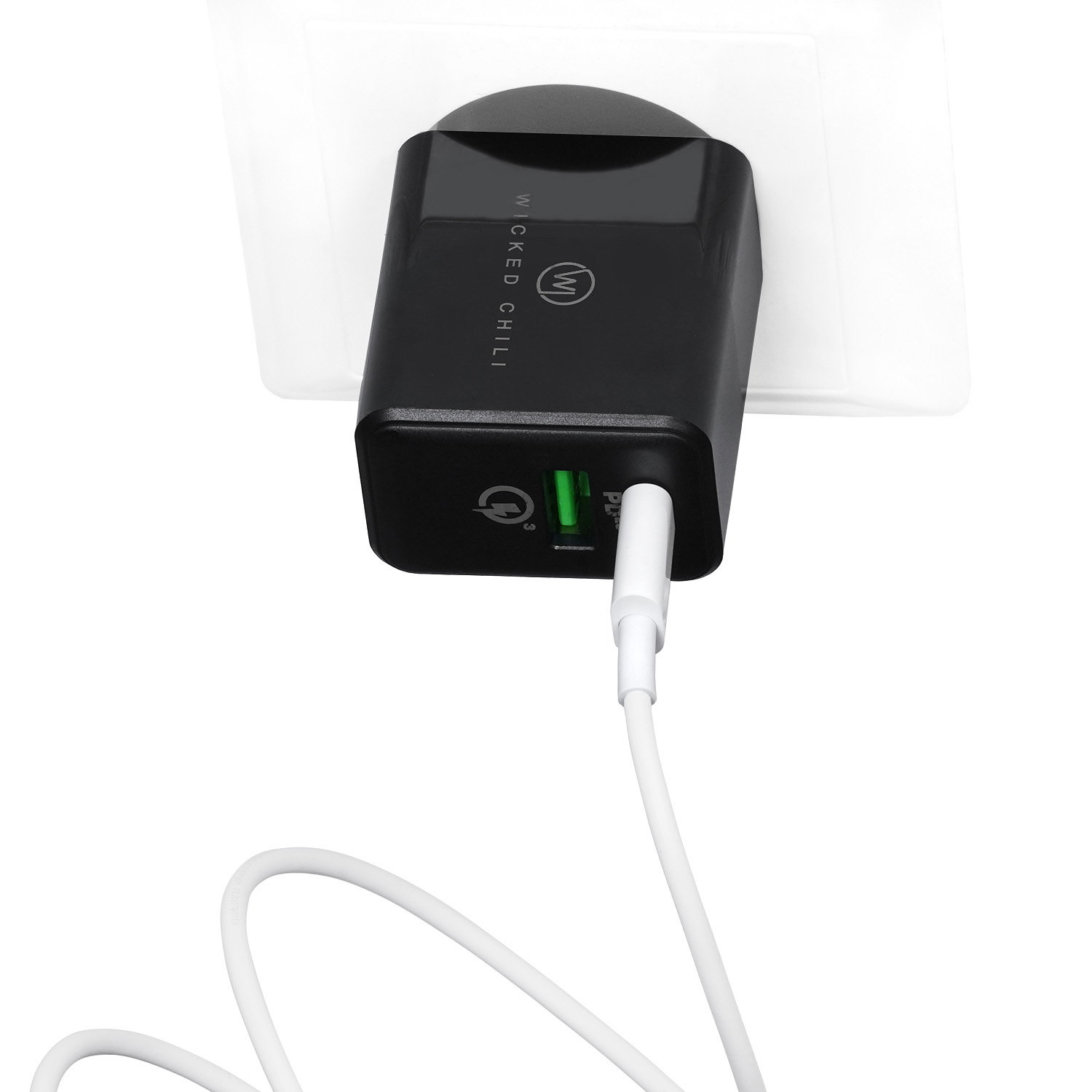 Ein schwarzes Ladegerät, das in eine Steckdose eingesteckt ist. Ein weißes Kabel ist angeschlossen.