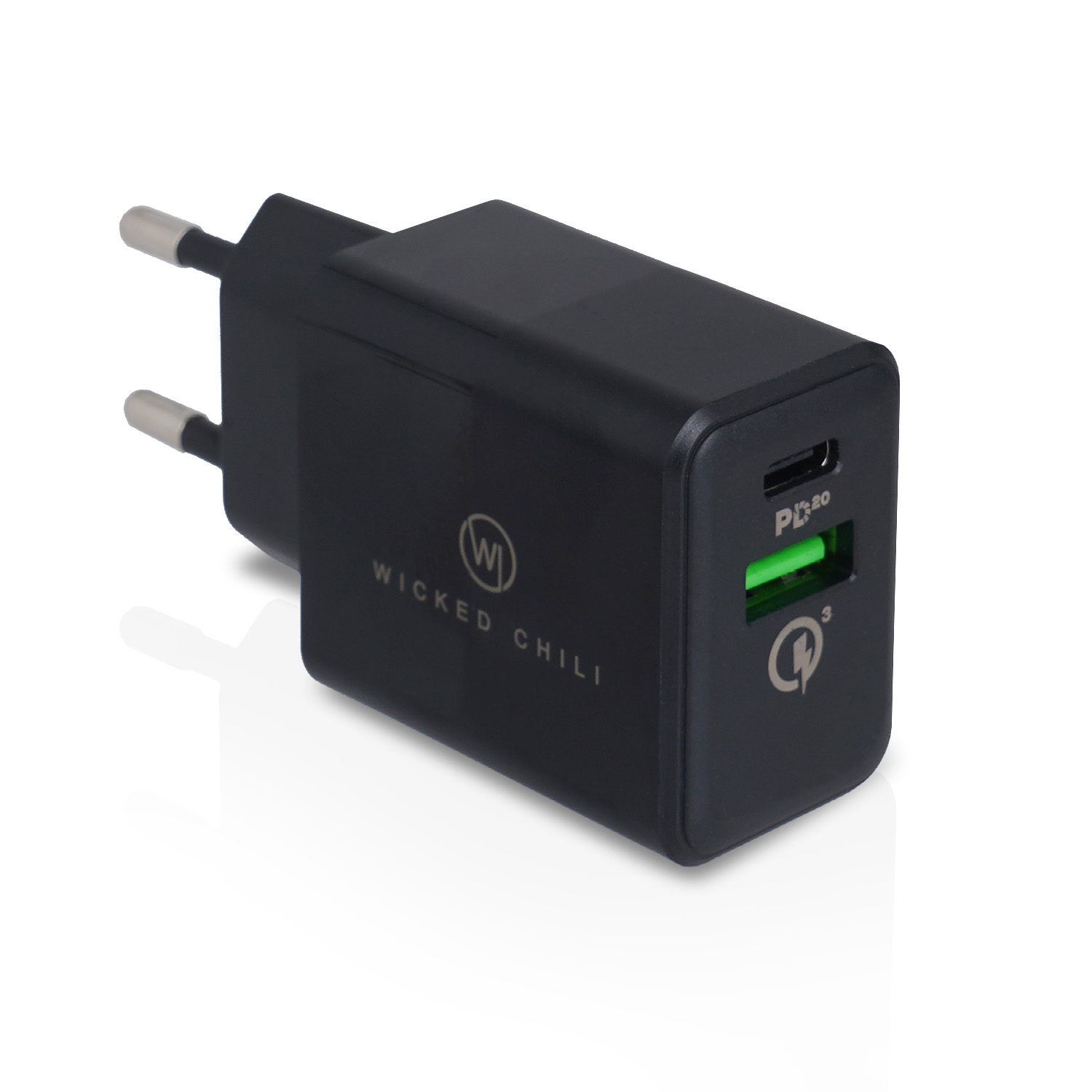 Schwarzes Wicked Chili Ladegerät mit grünem USB-Anschluss. Das Ladegerät ist eingesteckt.
