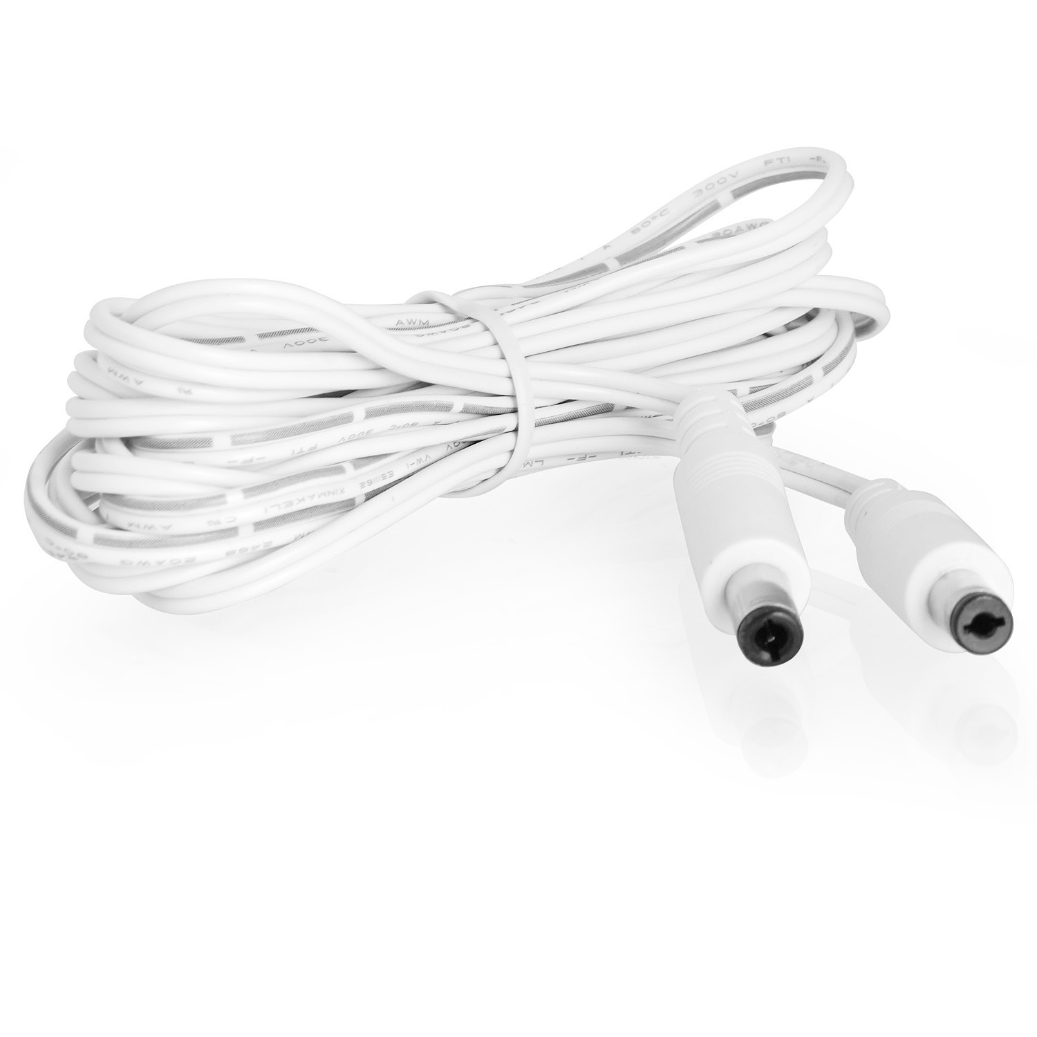 Weißes Kabel mit zwei Steckern. Das Kabel ist aufgerollt.