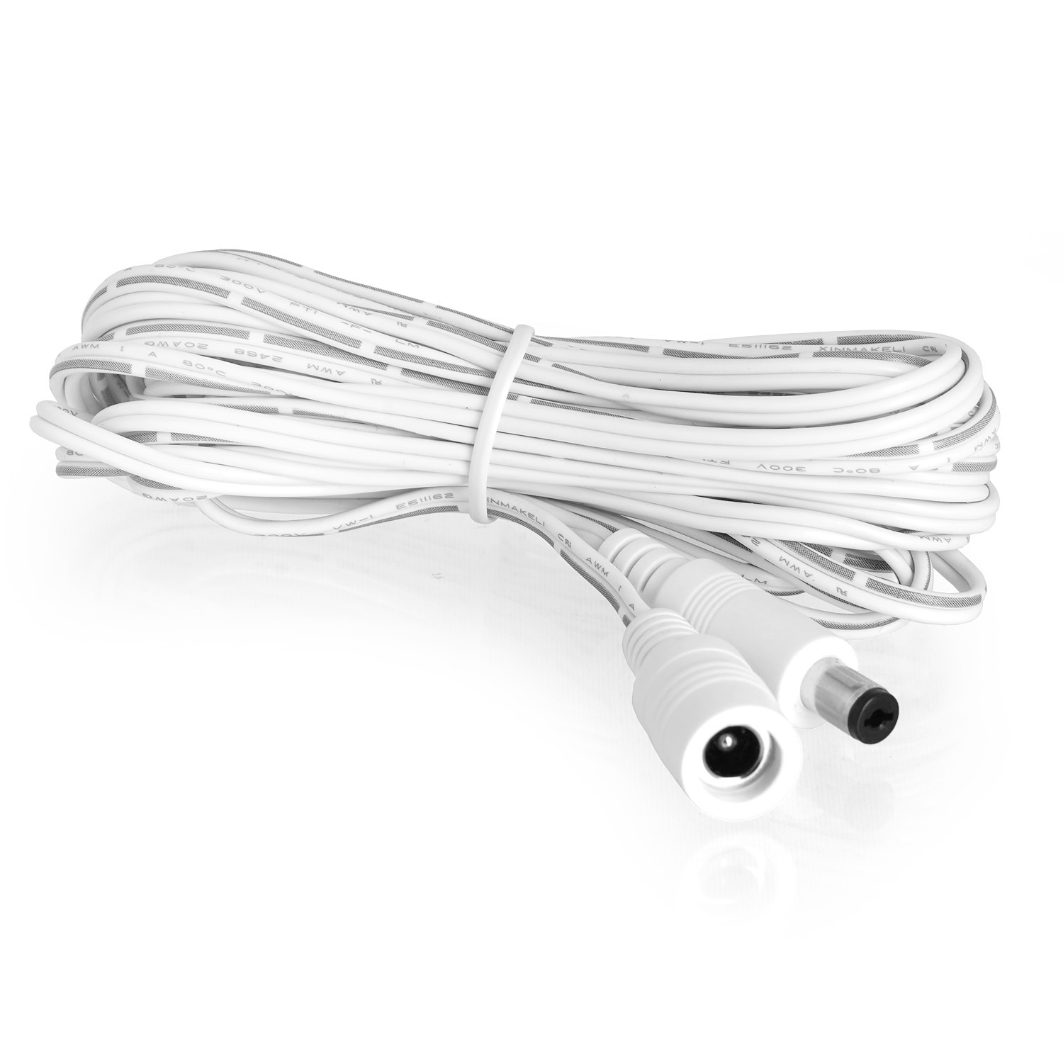 Ein weißes Stromkabel mit zwei Steckern. Das Kabel ist auf einer weißen Oberfläche aufgerollt.