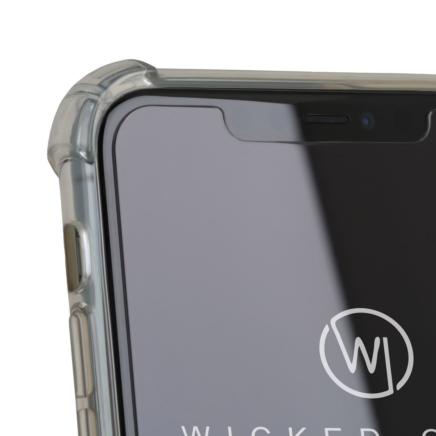 Nahaufnahme eines Telefons in einer transparenten Hülle, mit dem Logo „Wicked“ auf dem Bildschirm.