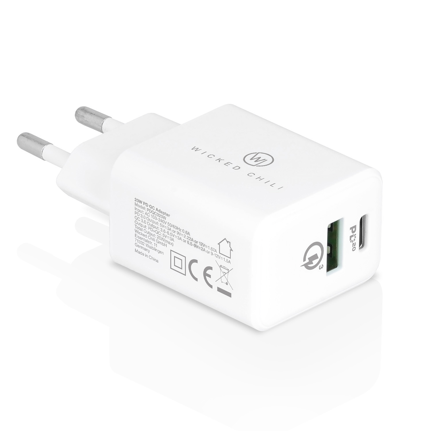 Weißes Ladegerät mit einem USB-Anschluss und einem zweiten. Das Ladegerät hat ein Logo und Schrift.