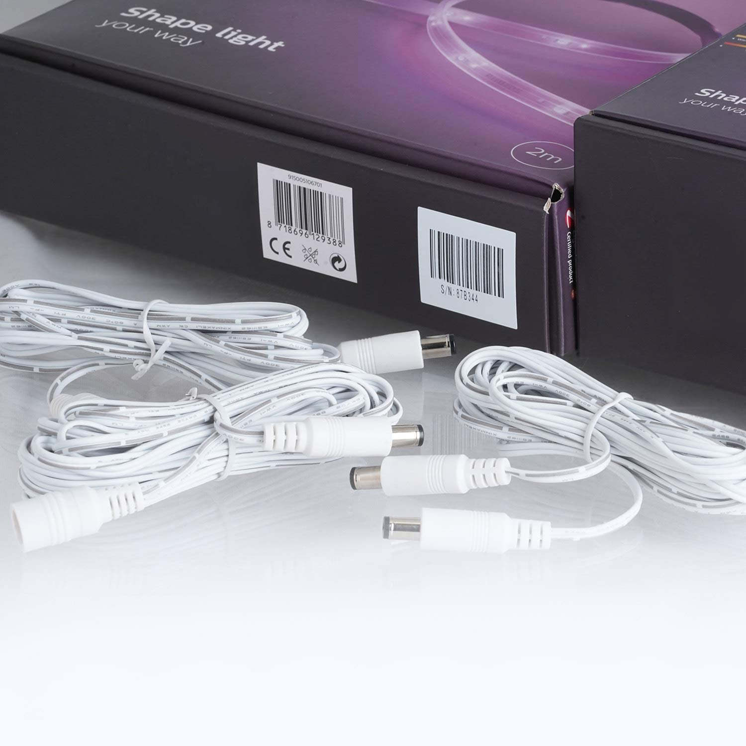 Weißes Lichtleisten-Kit mit Kabeln und Steckern. Die Verpackung zeigt den Text "Shape light".