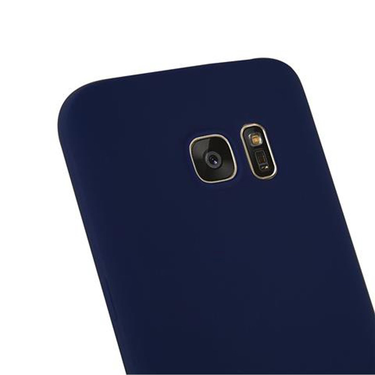 Primo piano di una custodia per telefono blu scuro. Fotocamera e flash sono visibili in oro.
