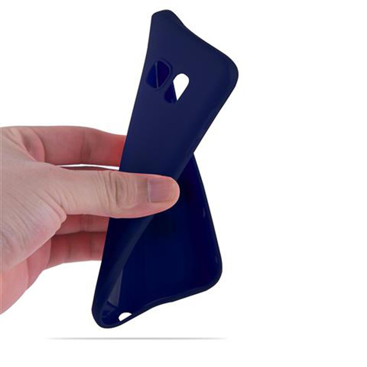 Custodia per telefono blu scuro tenuta in mano. La custodia ha aperture per fotocamera e altre funzioni.