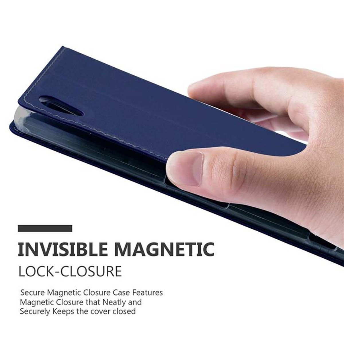 Mano abriendo una funda azul. Texto: Cierre magnético invisible.