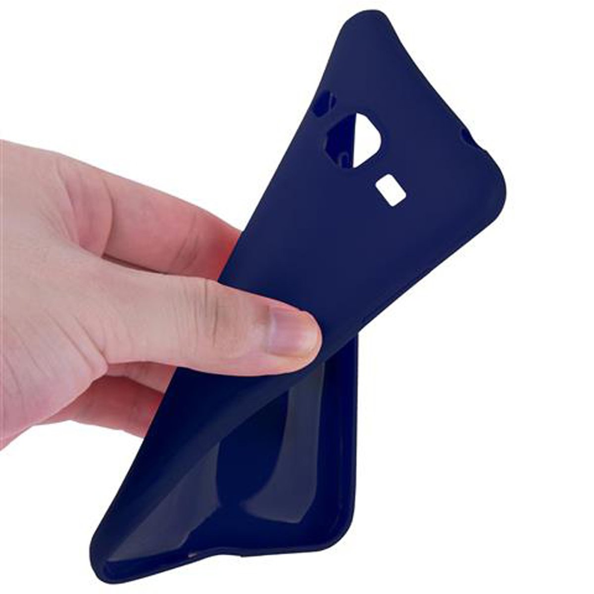 Una mano tiene una custodia per telefono blu scuro. La custodia è flessibile, con fori per fotocamera e flash. Bianco.