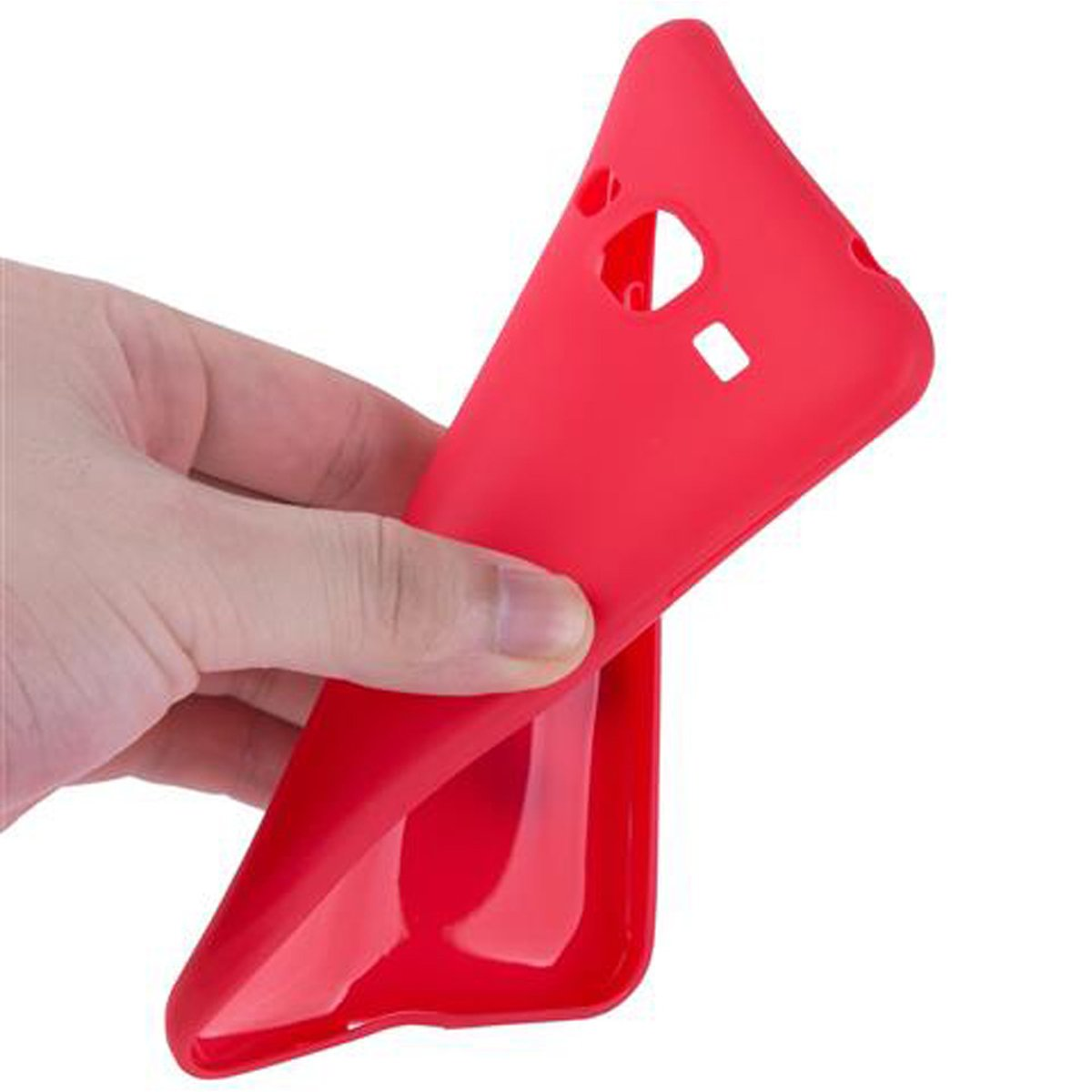 Mano che tiene una custodia rossa. È flessibile.