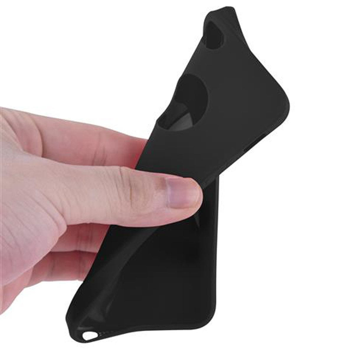 Mano sosteniendo funda negra. Es flexible.