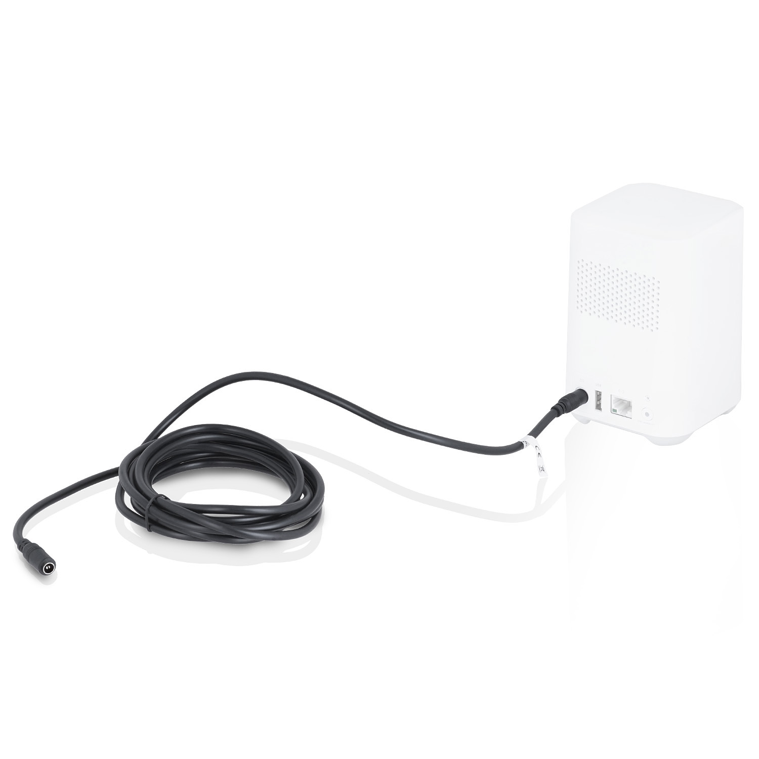 Weißes Gerät mit Kabel, das mit einem schwarzen Kabel verbunden ist, auf dem Boden gerollt.