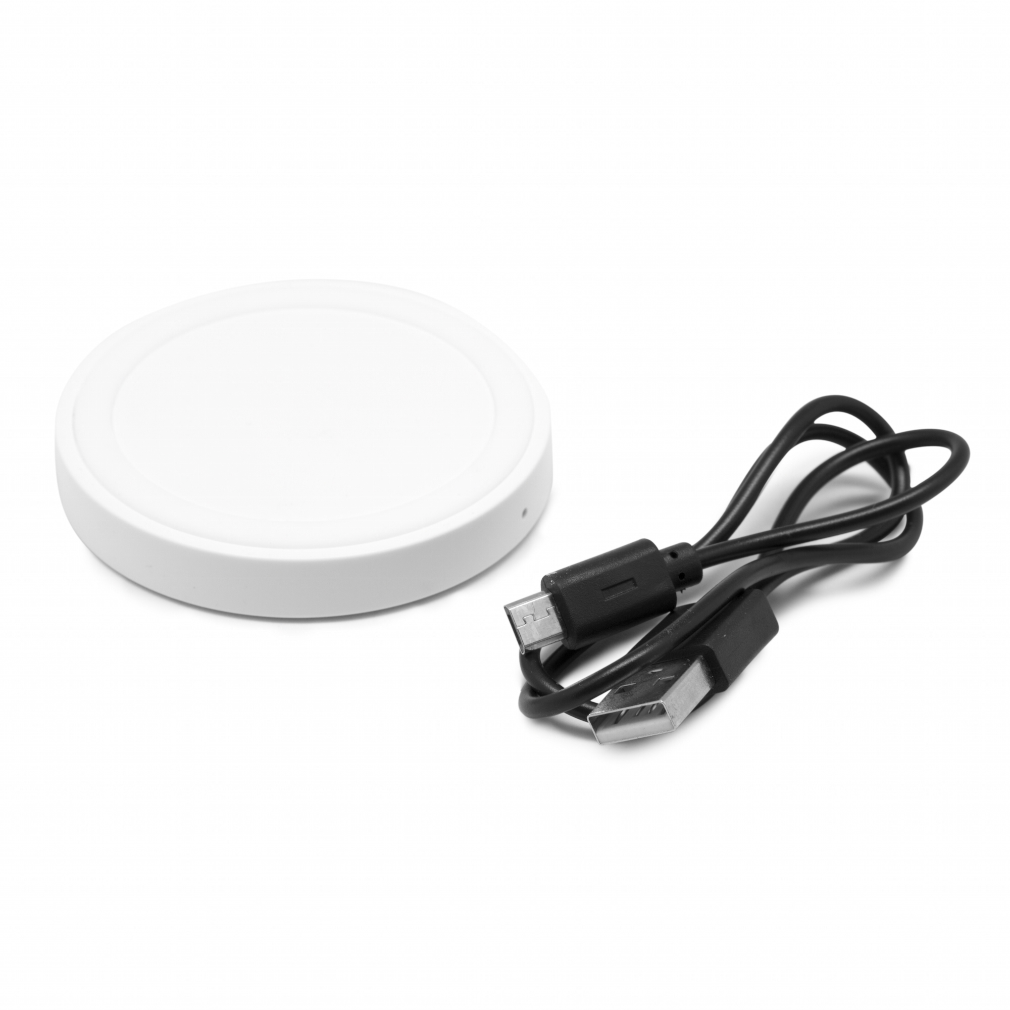 Un cargador inalámbrico blanco y un cable de carga negro. Fondo blanco.