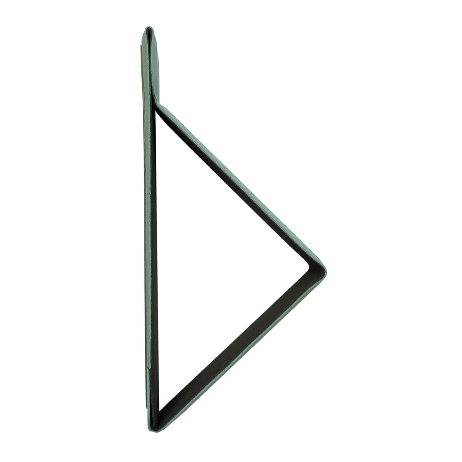 Ein grüner, dreieckiger Metall-Regalwinkel, von der Seite betrachtet, vor weißem Hintergrund.