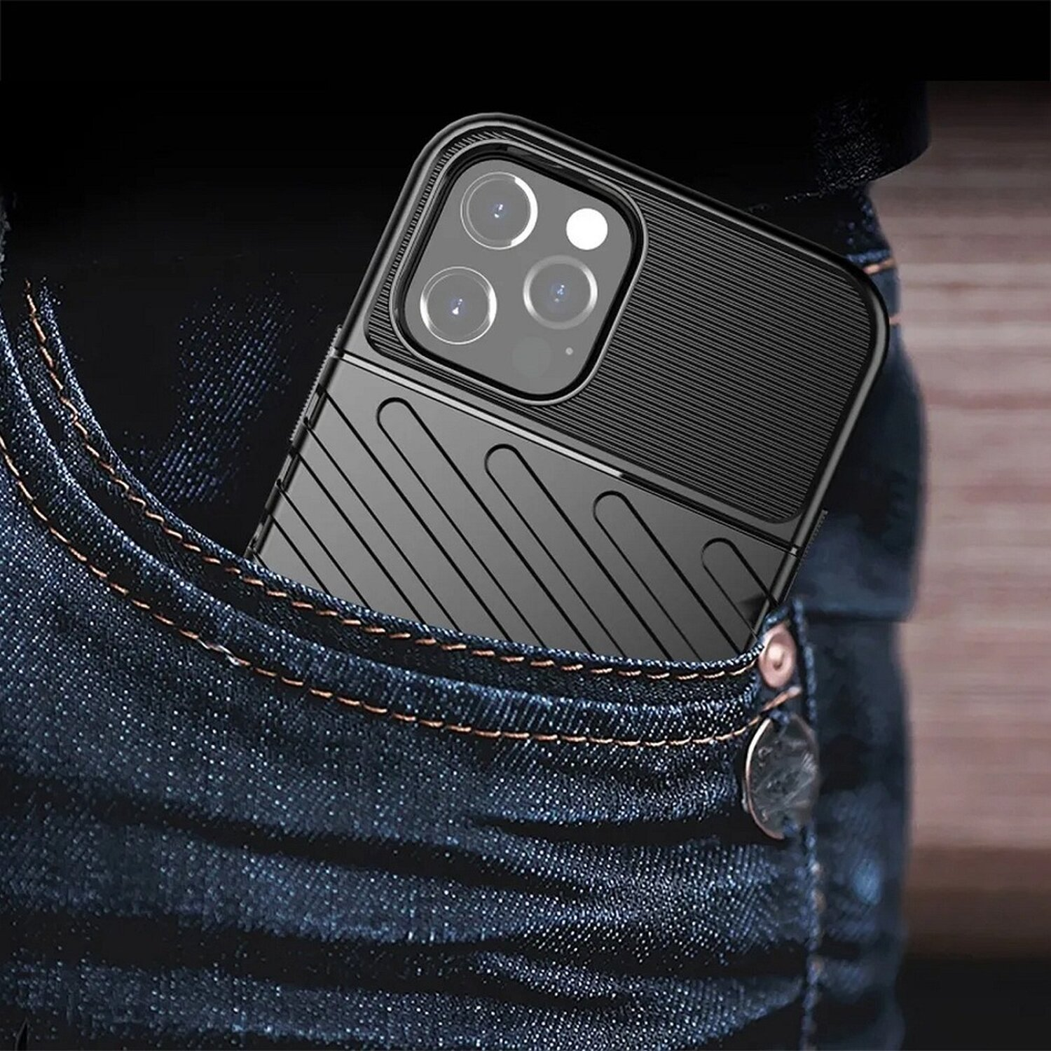 Schwarze Handyhülle in einer Jeanshosentasche. Sie hat eine strukturierte Rückseite.